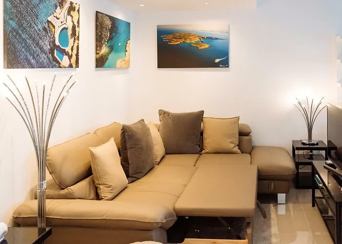 Luxury Flat 8 Near Metro
